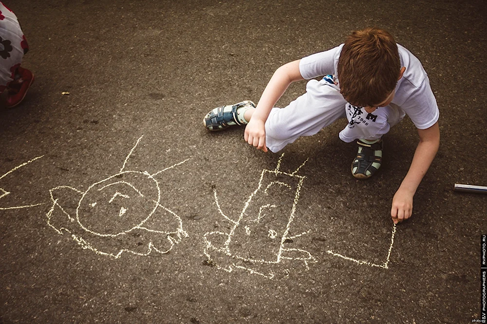 Дети рисуют на асфальте