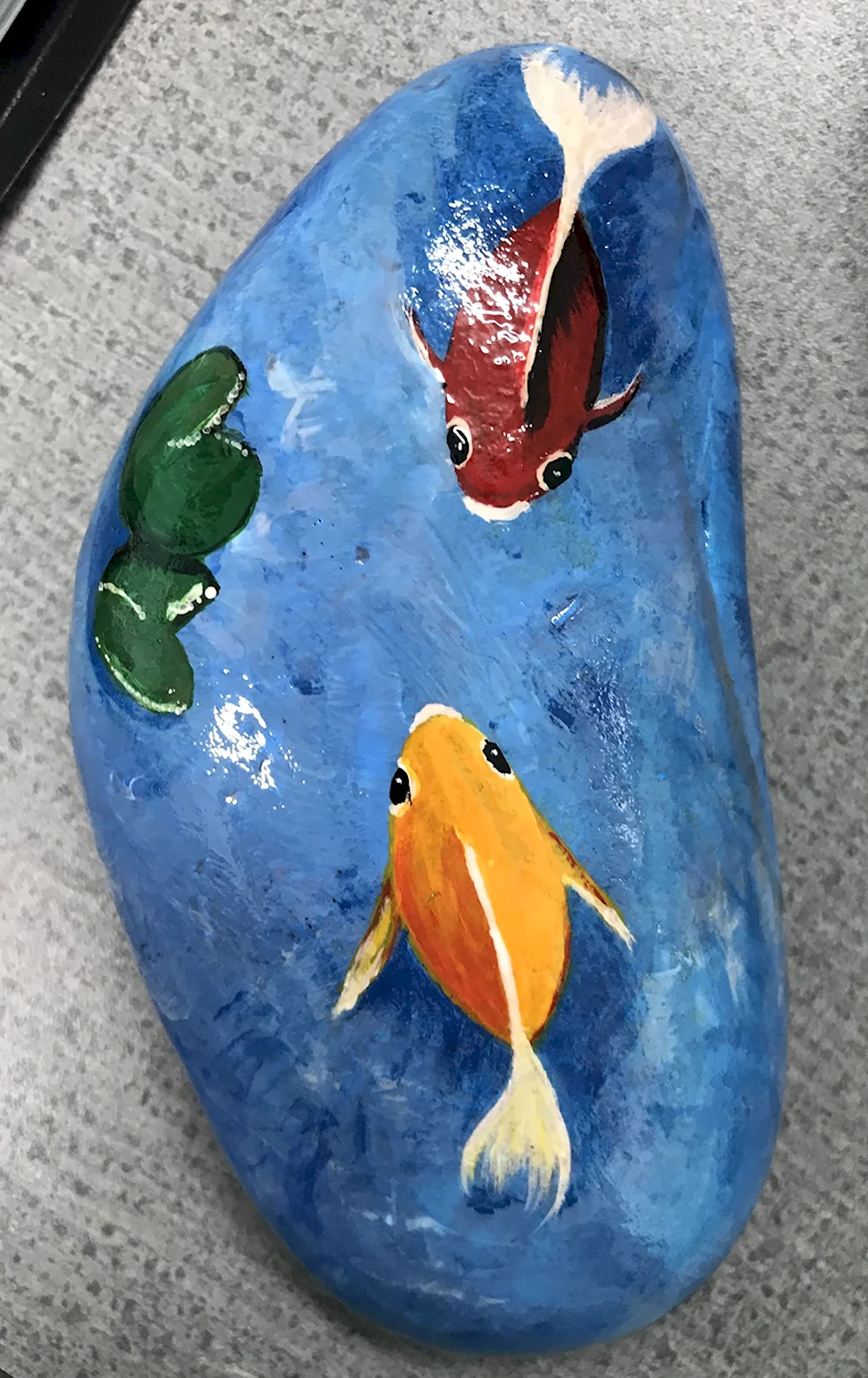 Рыбки на камнях рисование