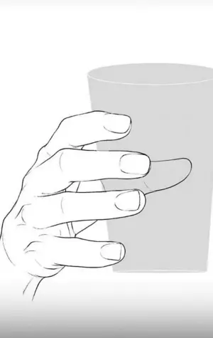 Рука держит стакан
